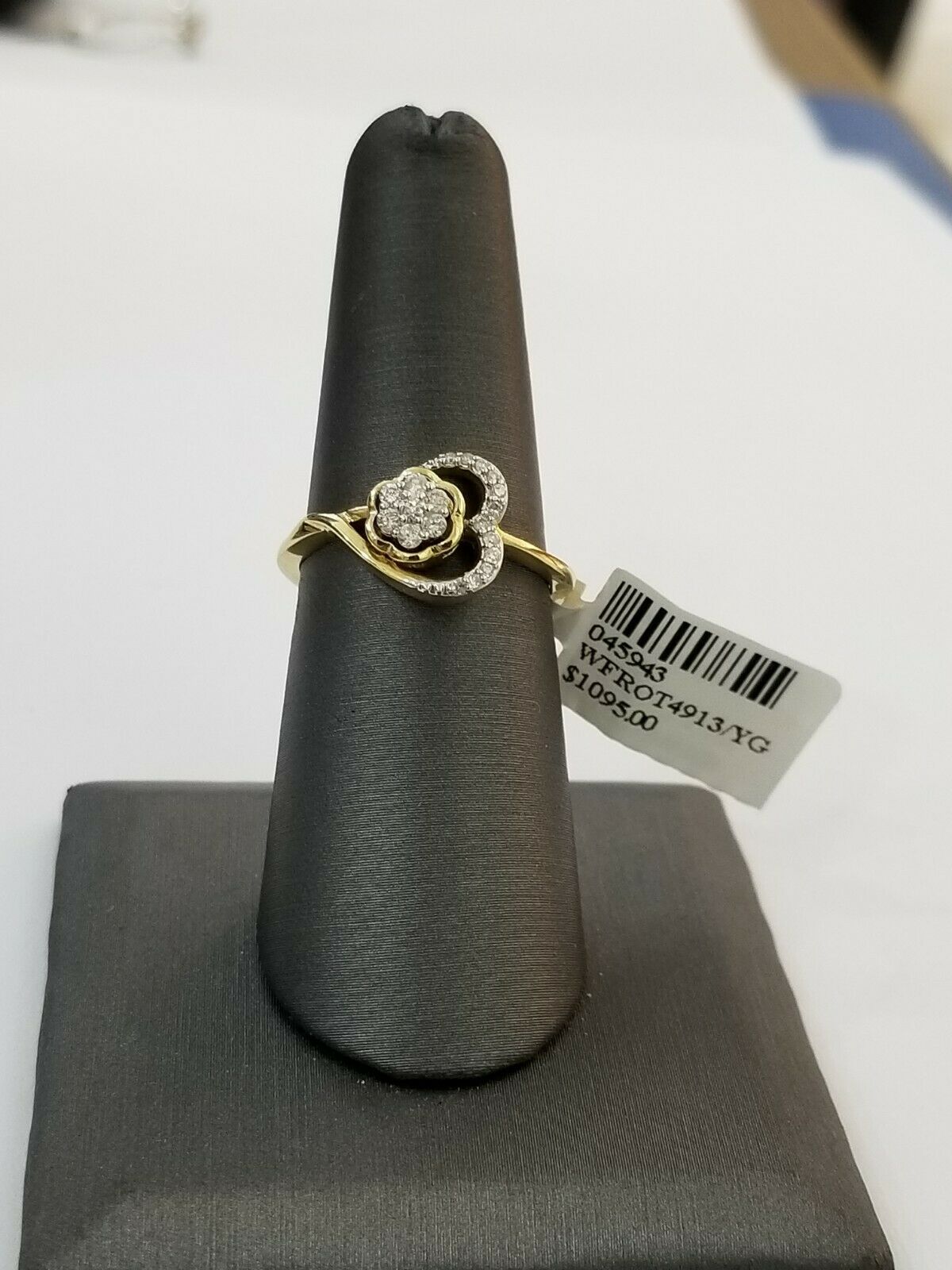 10k Yellow Gold Diamonds ladies Ring Heart Design Flower Setting Genuine Diamond